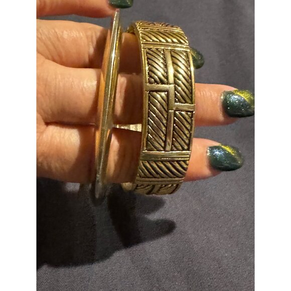 Bundle of 2 Gold Tone Bangles Costume Style - Picture 9 of 10